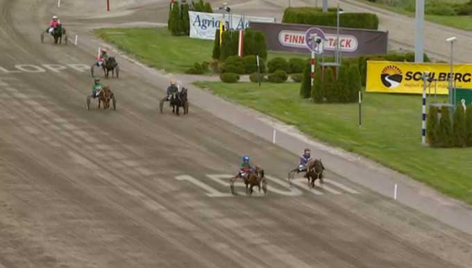 Ponyløbet 100 m før mål, hvor to ekvipager har skilt sig klart ud. Oliver S. Juul er på femtepladsen,