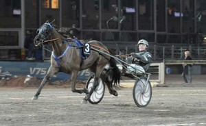 Premance Simoni   - her med  Johnny Takter . vandt sin sejr nummer 28 i aftes. Arkiv Kanal 75