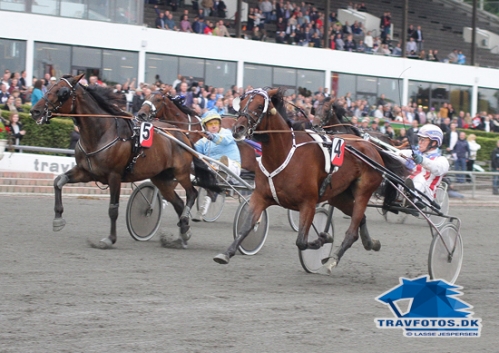 Pretty Line med Kristopher Virklund klarer sig først i mål foran udvendige First of Princess med Jesper Christiansen.,