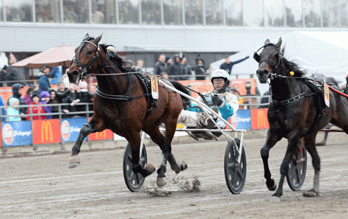 Propulsion stiomer frem i andet spor og vuinder i flotte 1.11.2 foran Je T'Aime Express. i sin seneste start Foto Kanal 75