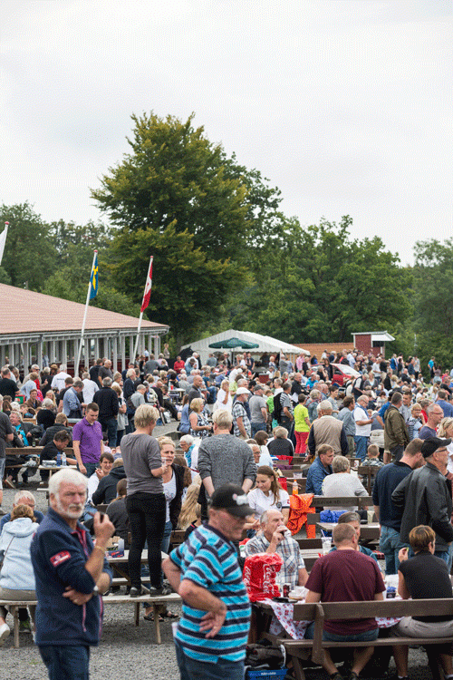 Der var som sรฆdvanligt masser af folk til trav pรฅ Bornholm. Foto Torben Agger Travfotos Bornholm