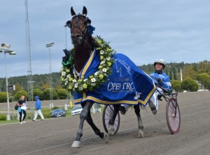 Svante Båth-trænede Quid Pro Quo med Erik Adielsson efter sejren i Sundsvall Open Trot på Bergsåker, Kanal75
