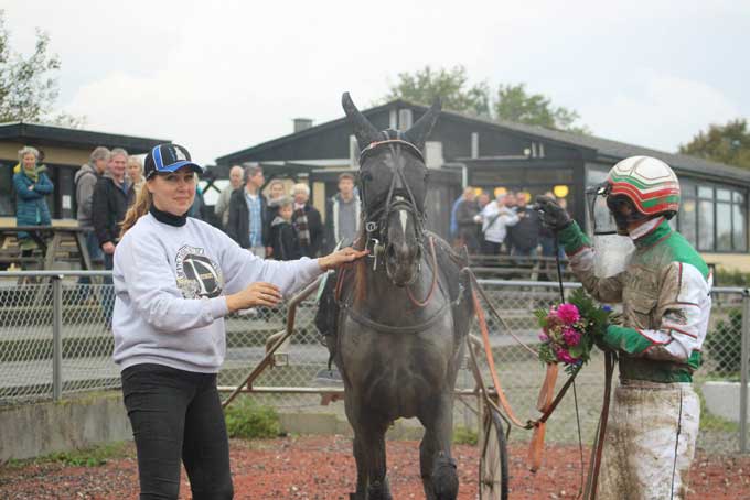 Jeanette Hansen med den første af bryllupsdagens vindere, Red Rose America. RH Foto