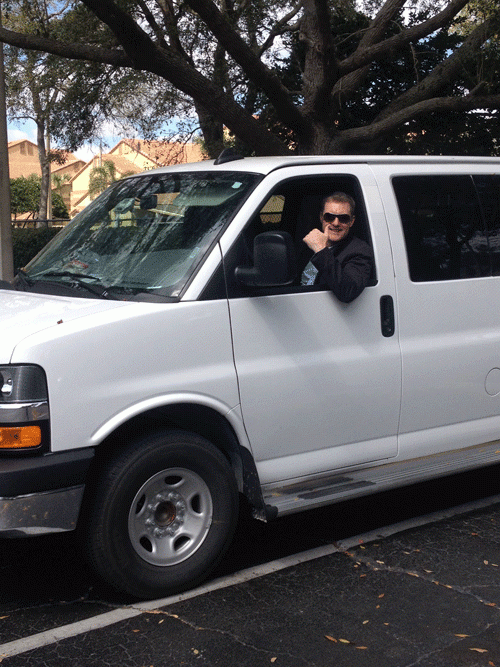 Rene Kjær bag rattet i sin 12-personers bus.