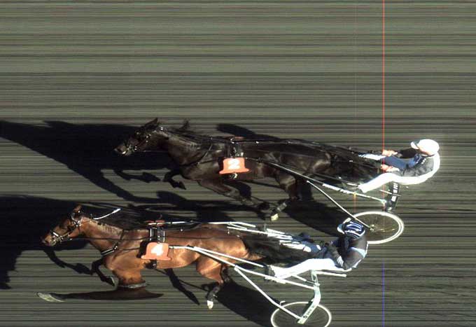 Roberto Ry med Geir Mikkelsen vinder sit livs første sejr kort foran den svenske Cyrap med Eirik Høitomt