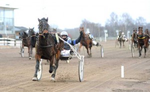 Siti Lock med Thomas Dalborg var dagens store overraskelsen pรฅ Kalmar, da den vandt sikkert i 34 gange pengene. Foto Kanal 75