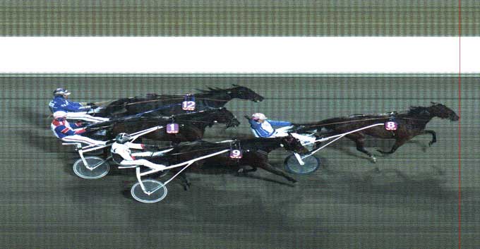 So ho med Kim Pedersen vinder for sjette gang i træk. På andenpladsen Sigma Vang. Bemærk hesten i ryg på Soho - Kijafa