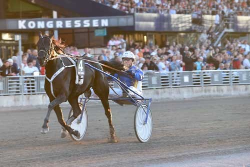Some Summit har nu startet fem gange for Veijo Heiskanen og har endn ikke tabt. Her sætter hun svnske rekord med 1.12.0/2140 m volte!! Kanal 75