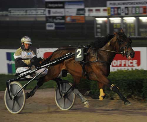 Stand and Deliver med Birger Jรธrgensen satte banerekord i Aalbirg med 1.10.7. Foto Ol Hindby