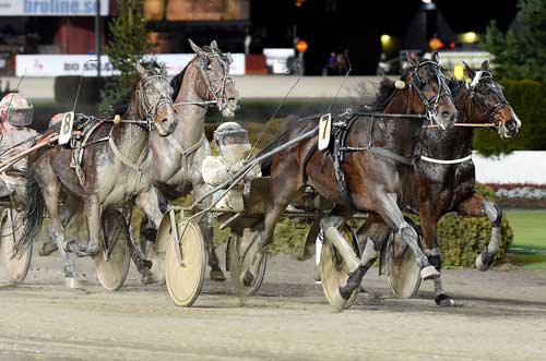 Standout med รrjan Kihlstrรถm befandt sig godt pรฅ dne bรฆรธde bane. Kanal 75