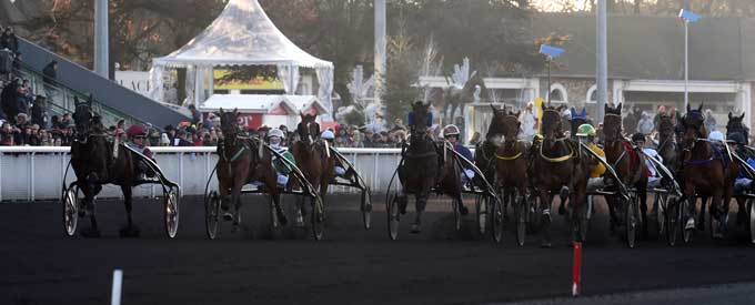 Starten til Prix de Bourgogne, hvor udvendige Ready Cash og Maven er godt afsted.