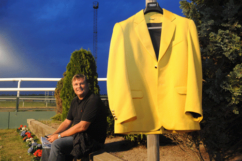 To gange har Stefan Hultman trรฆnet vinderen af Svenskt Trav Derby og har derfor modtaget den gule blazer som tegnet herpรฅ. Foto kanal 75