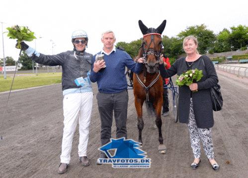 Theodora Gardo flankeret af Rene Kjær og ejerparret. Lindhardt Jensen