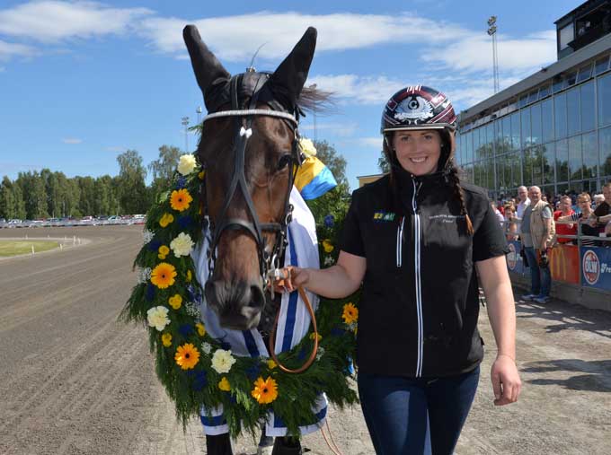 Den nybagte verdensrekorder Timbal med sin staldpige Charlotte Abdersson, Foto Kabal 75