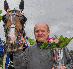 Tumble Dust med sin træner Tomas Malmqvist  skriver dansk travsports historie i eftermiddag