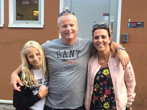 Torbjรฆrn Arerander med sin familie vandt 10 millioner kroner i V64 sรธndag eftermiddag. Foto Kanal 75