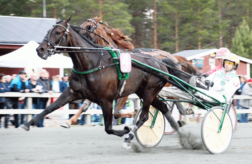 Tripolini VP med Jeppe Juel vandt i ny banrekord 1.12.3a/2140 m. Foto Kanal 75