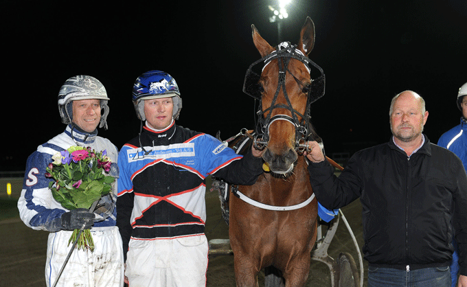Trรฆner Anders Pedersen havde overladt styringen af Twilight Magic til Jรธrgen Sjunesson, der kvitterede med en sikker sejr., Foto Kanal 75.