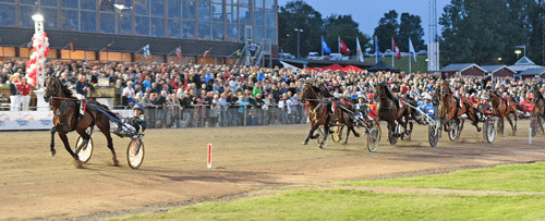 Uncle Lasse med Ôrjan Kihlström løb sit eget løb foran feltet . her en situation efter 600 meters kørsel. Foto Kanal 75