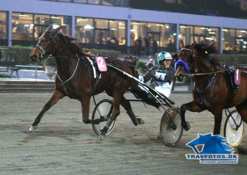 Victoria Sisa med Rene Kjær går forbi Elton Attack med Kasper K Andersen til sejr i Taroks Mindeløb