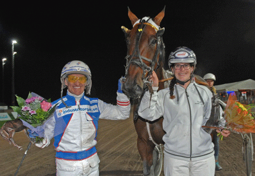 Vinder . flankeret af Katarina Aurell Laursen og Peter Ingves efter sejren i Midnatsloppet. Foto Halmstadtravet