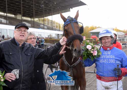 Rene Jonassen og ejerreprรฆsentanter efter Viola Ks sejr pรฅ Lunden for 14 dage siden.,