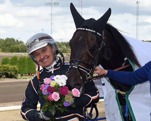 Ken Ecce med Ymer Brick efter parrets anden V75-sejr i år. Foto Kanal 75